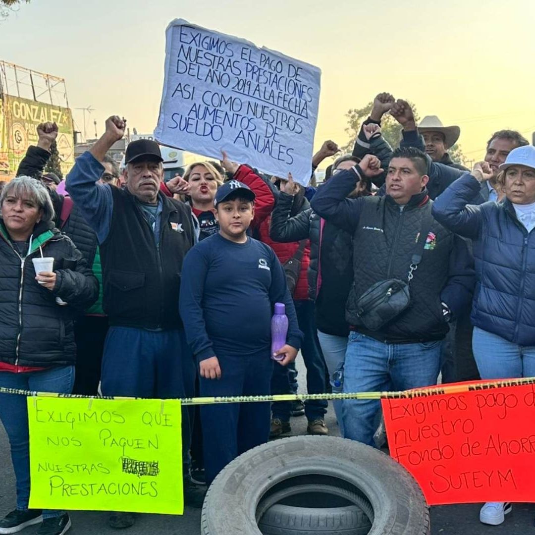 Trabajadores sindicalizados bloquean la Vía Morelos, en Ecatepec, Estado de México