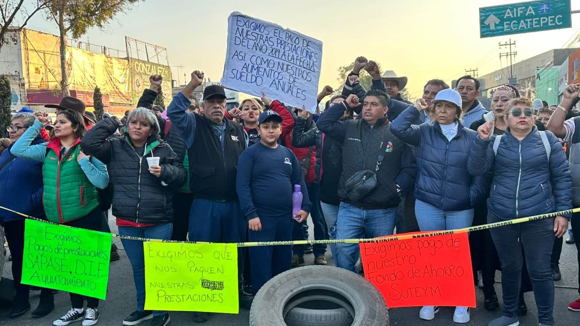 Trabajadores sindicalizados bloquean la Vía Morelos, en Ecatepec, Estado de México