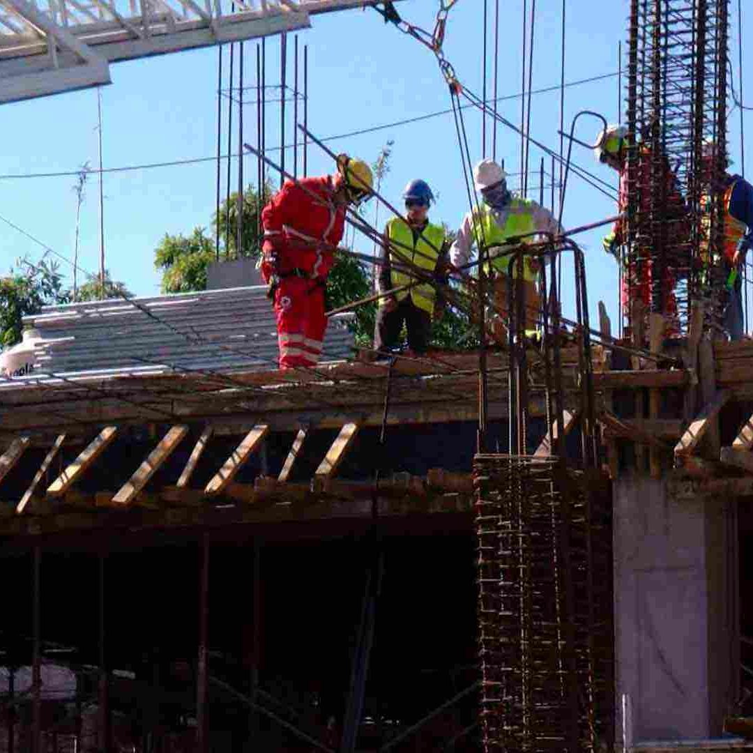 Trabajadores caen de altura de 5 metros