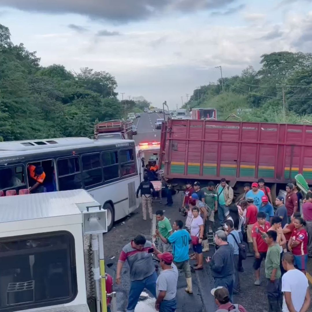 Accidente de autobús de pasajeros en el sur de Veracruz