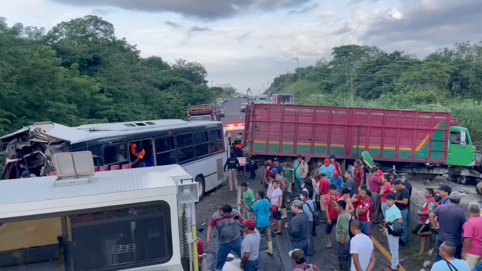 Accidente de autobús de pasajeros en el sur de Veracruz