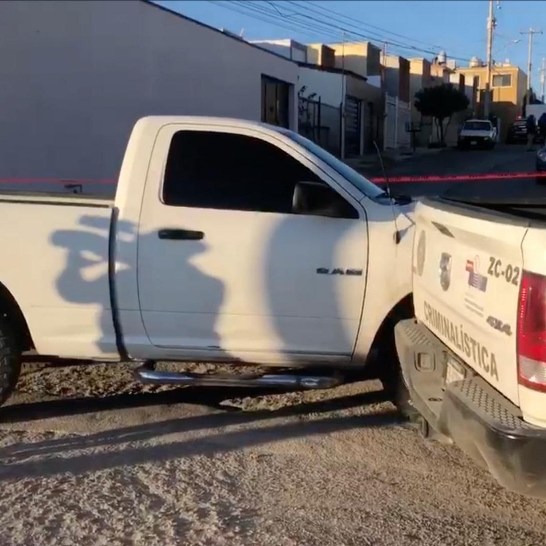 Camionetas de la FGE de Chihuahua resguardando escena del crimen