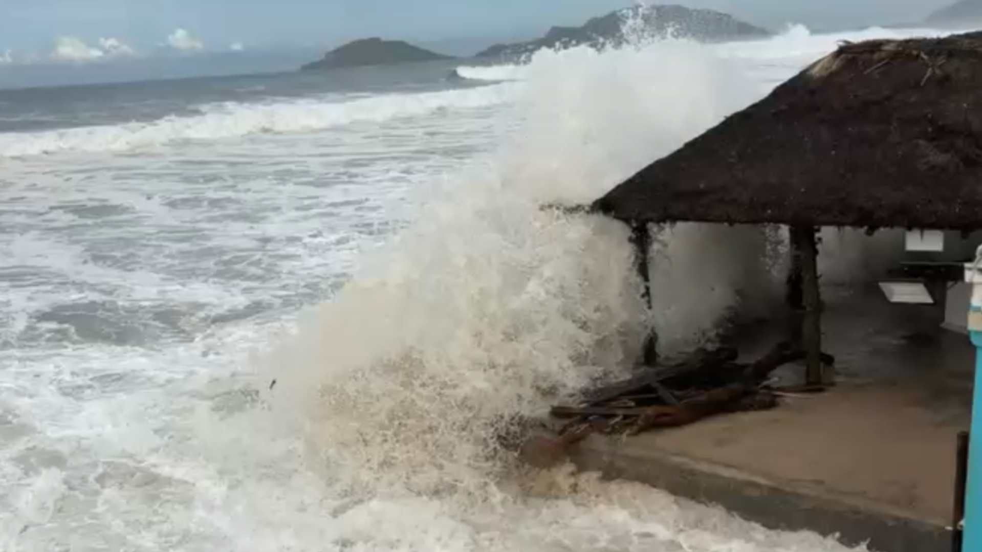 Mantienen Cierre de Playas en Mazatlán por Paso de Huracán "Priscila" en Sinaloa