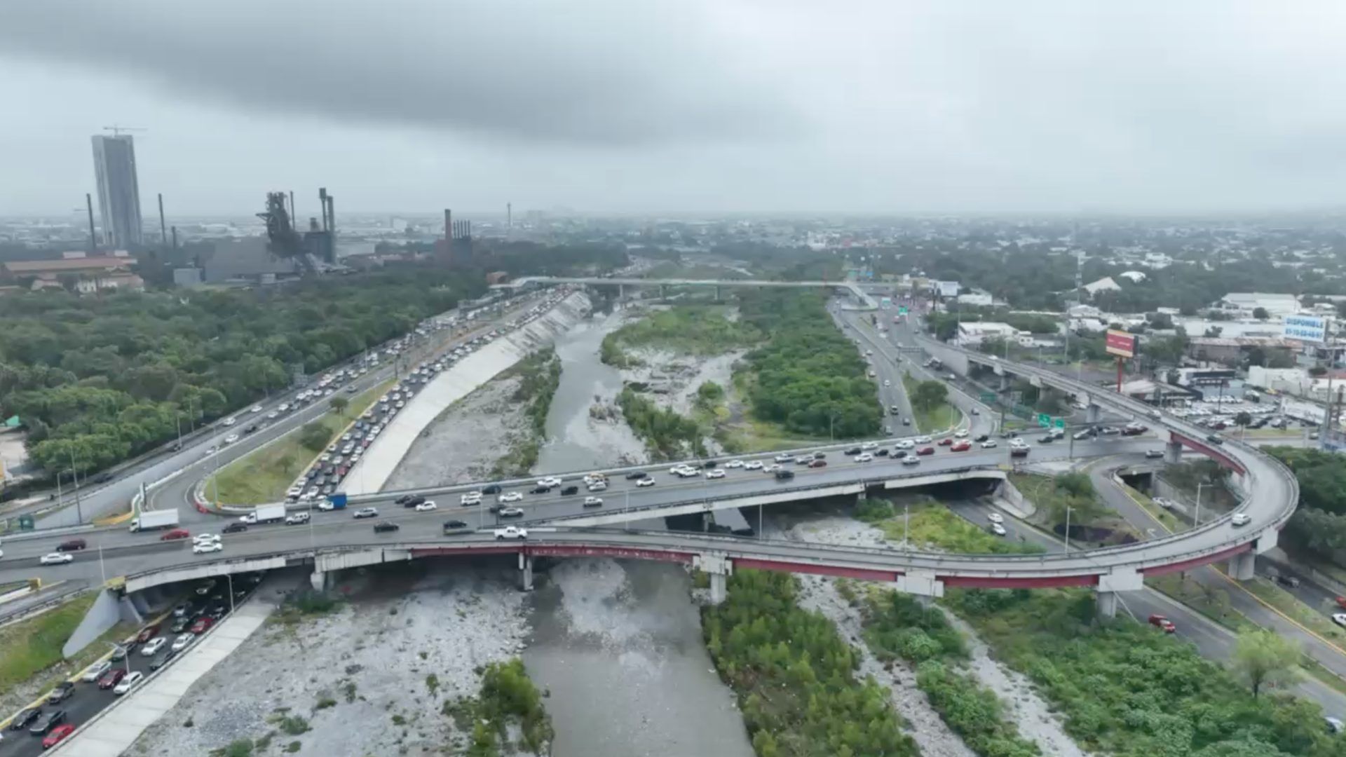 Amanecer nublado en el Área Metropolitana de Monterrey