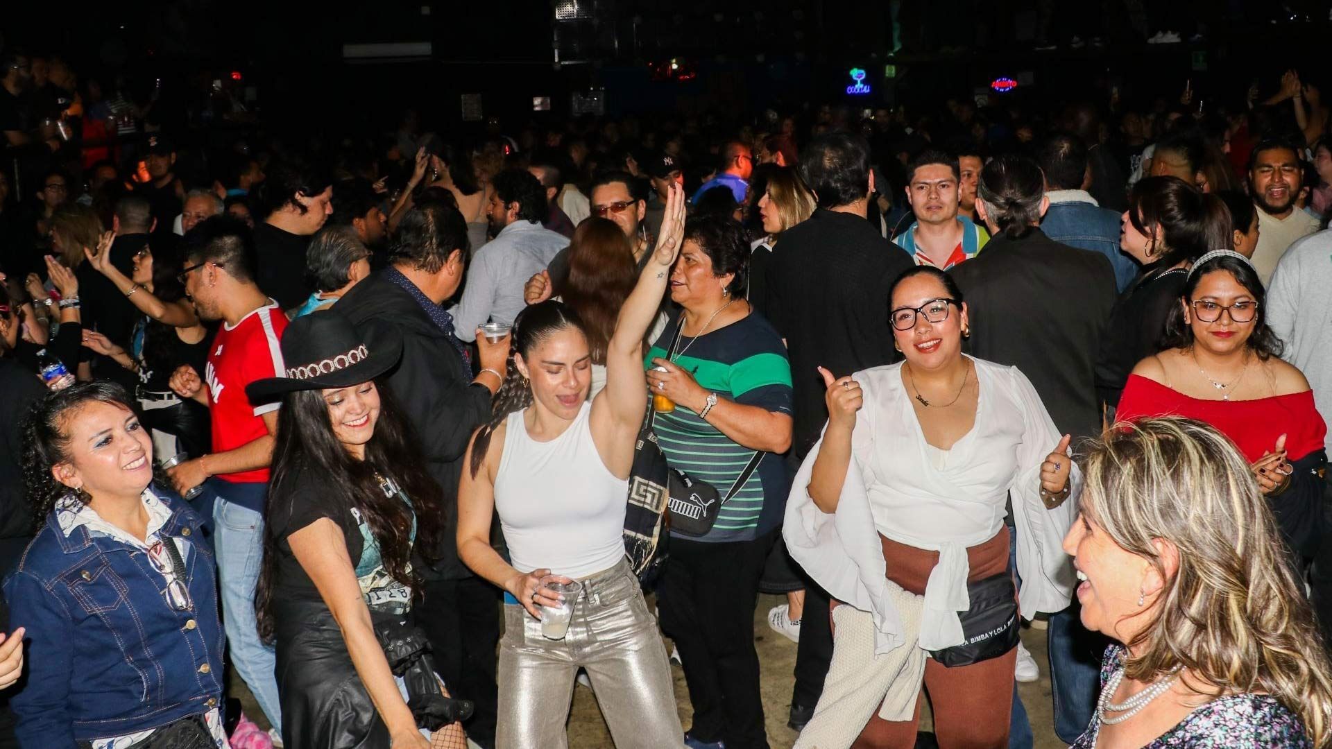 Imagen de los asistentes al Patrick Miller bailando en la pista.