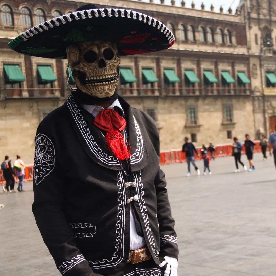 Muchas personas tendrán que trabajar en Día de Muertos 2024. Conoce aquí cómo se paga el 1 y 2 de noviembre