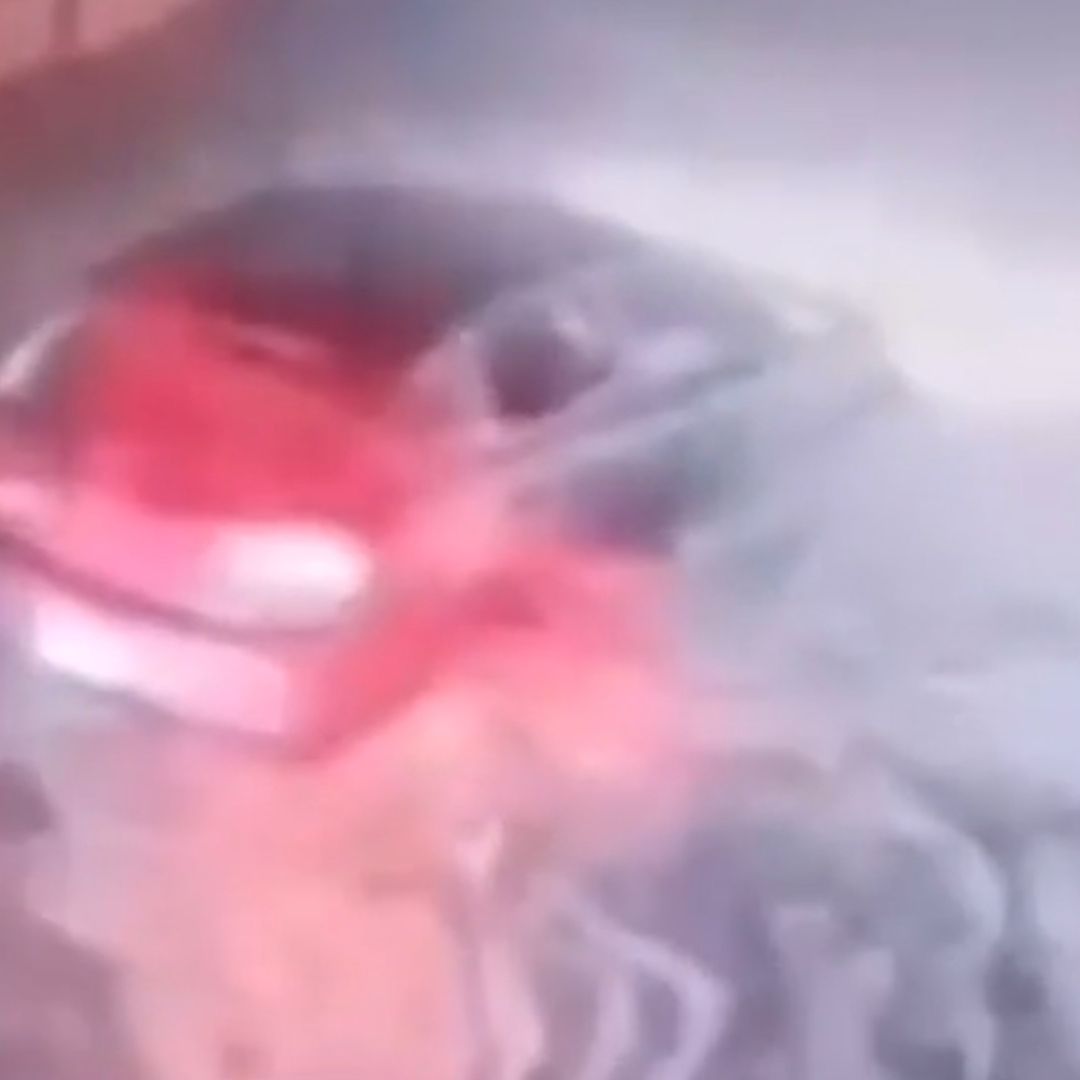 Automóvil arrastrado por la corriente en Monterrey tras fuertes lluvias