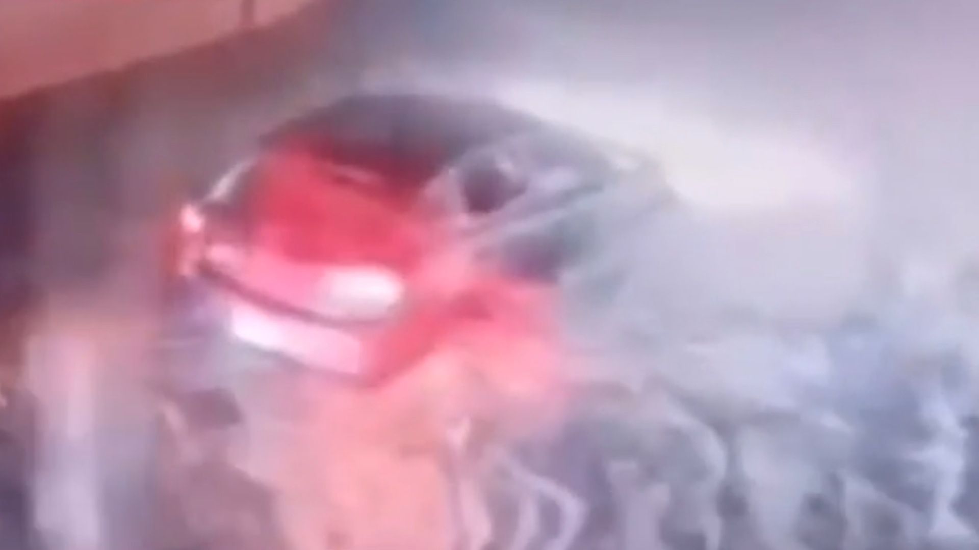 Automóvil arrastrado por la corriente en Monterrey tras fuertes lluvias