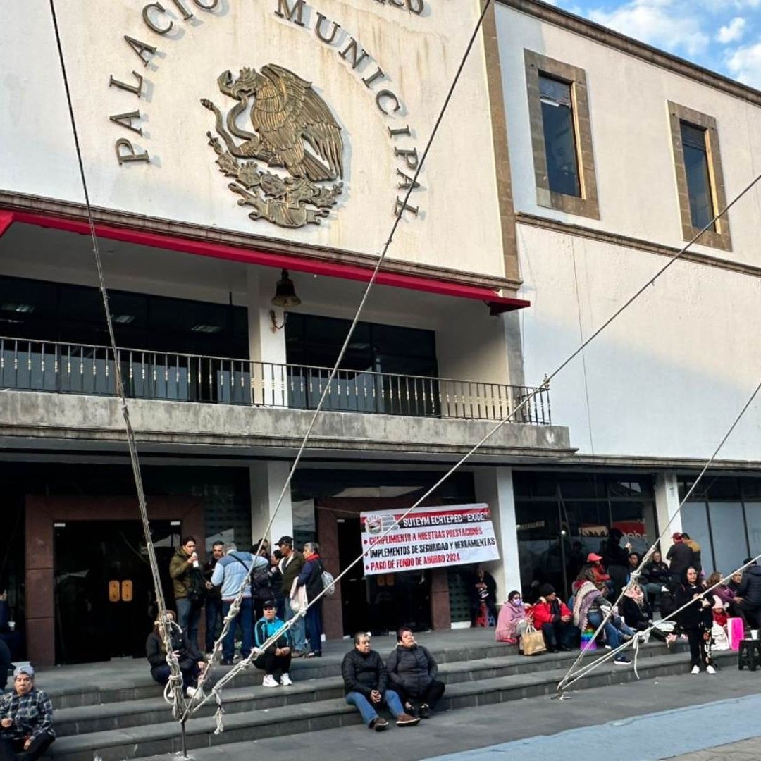 Trabajadores sindicalizados se manifiestan en el Palacio Municipal de Ecatepec