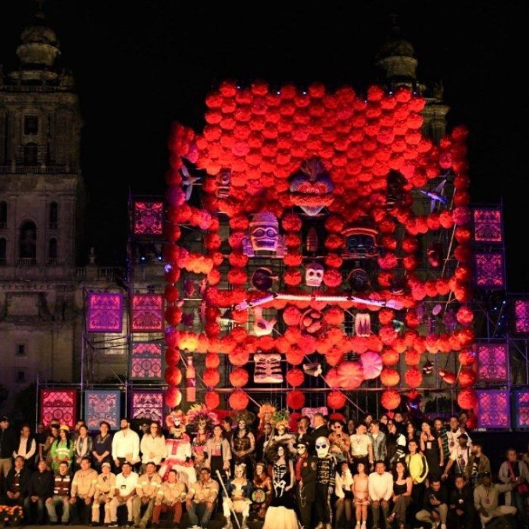 Inauguran Ofrenda Monumental y Alumbrado Alusivo al Día de Muertos en el Zócalo de la Ciudad de México