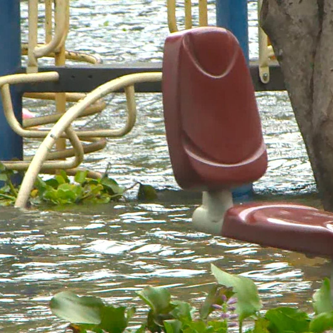 Desbordamiento del Lago de Chapala deja inundaciones en Jocotepec.
