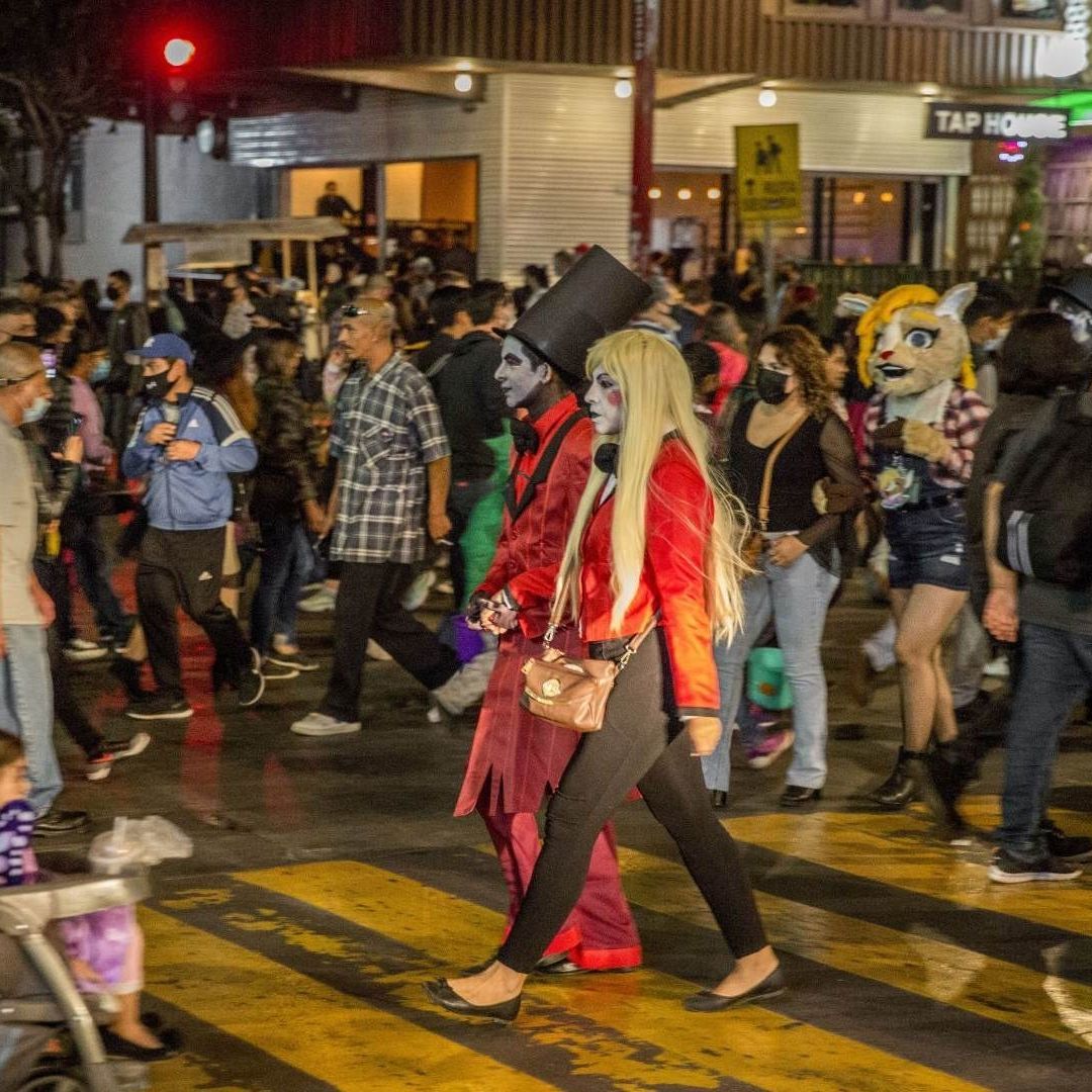 Personas festejan Día de Brujas en territorio mexicano cerca de la frontera con Estados Unidos