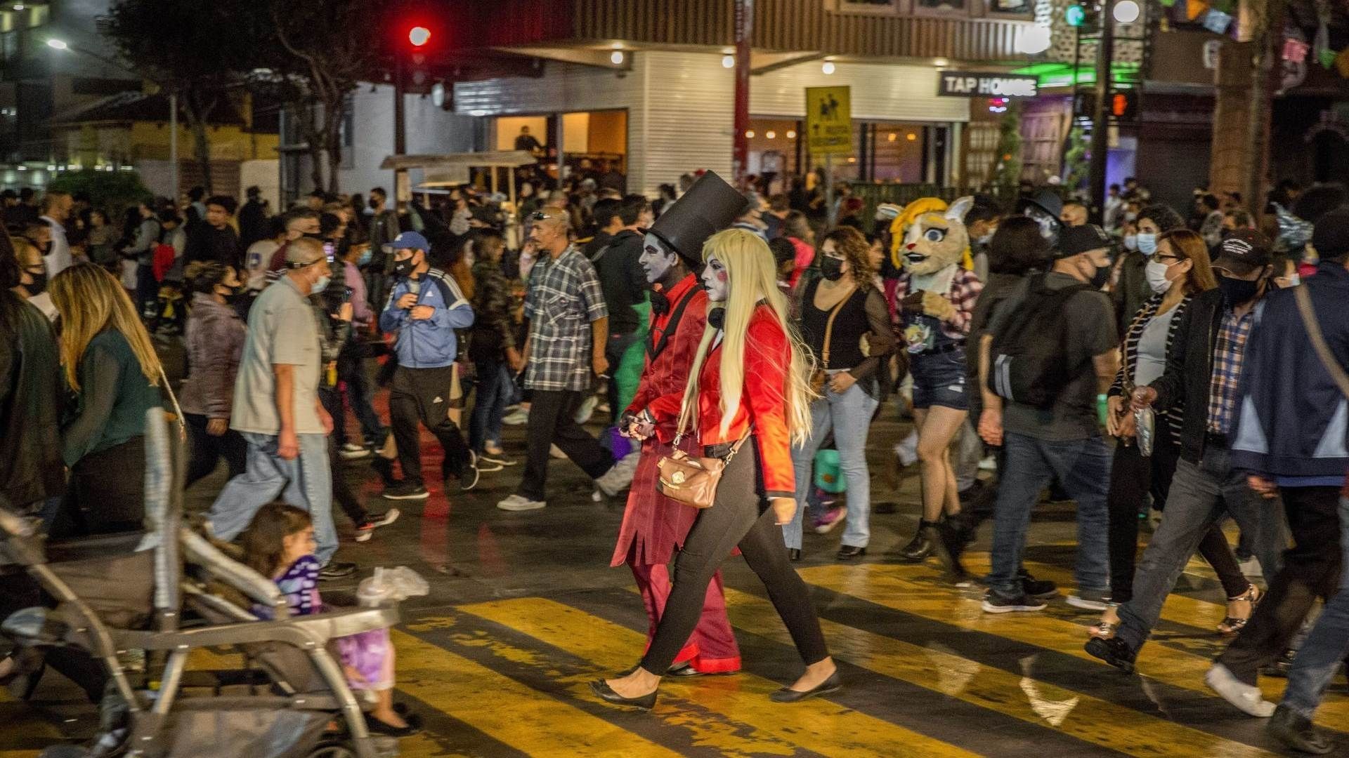 Personas festejan Día de Brujas en territorio mexicano cerca de la frontera con Estados Unidos
