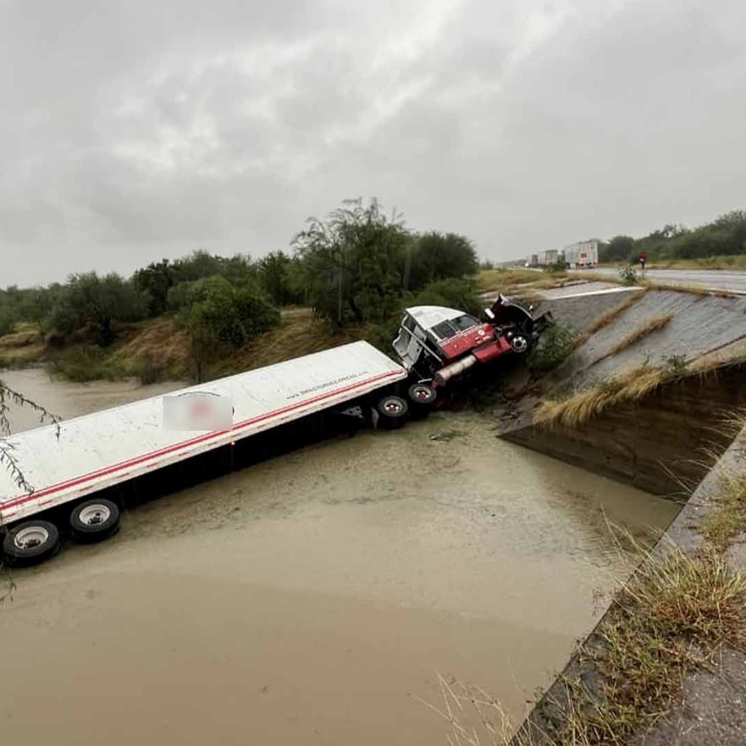 Atienden Volcadura de Tractocamión en el Río Pilón en Tamaulipas