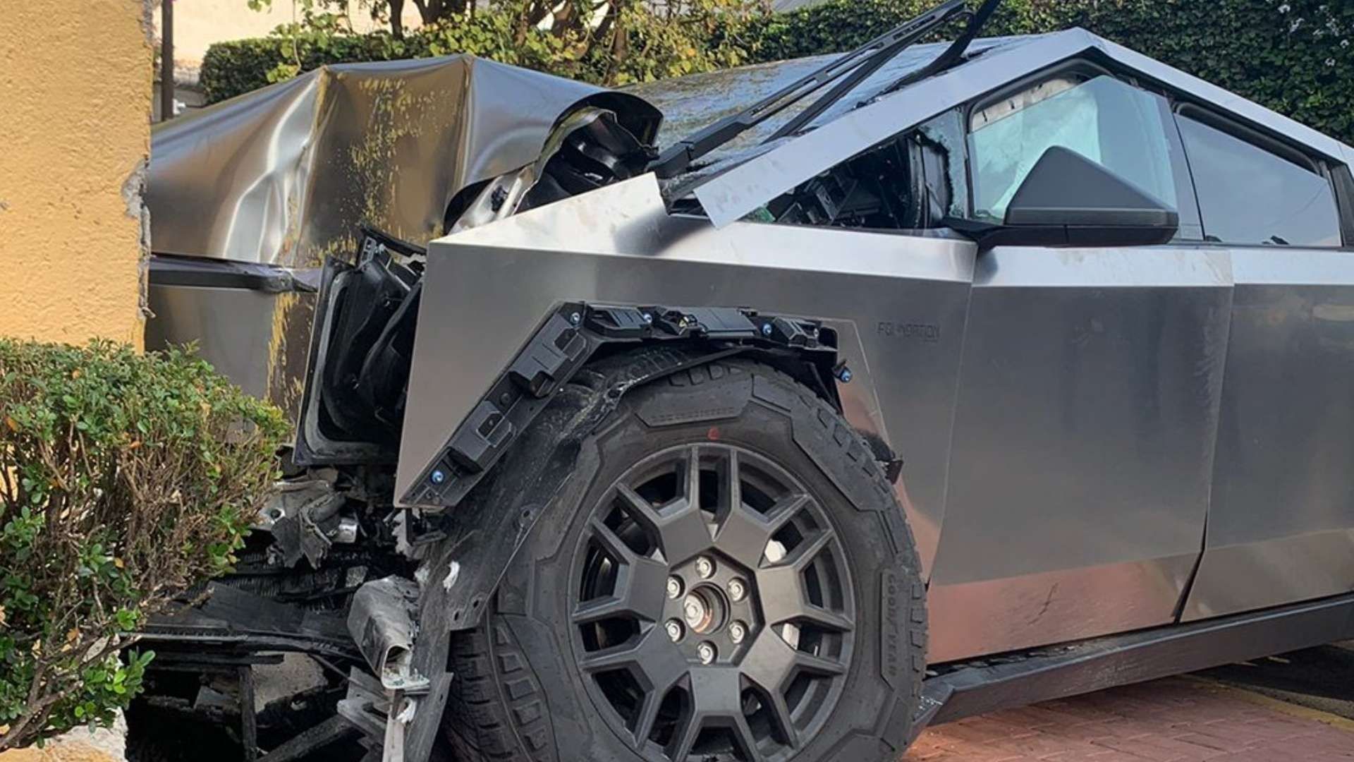 Policías de la Secretaría de Seguridad Ciudadana (SSC) de la Ciudad de México se entrevistaron con el conductor del Tesla, un joven de 23 años