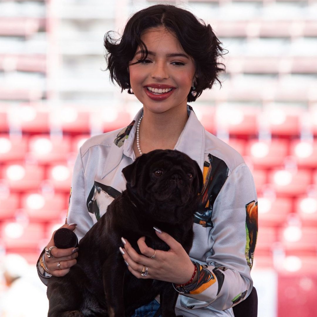 Ángela Aguilar cargando a su perrito, Gordo Aguilar.