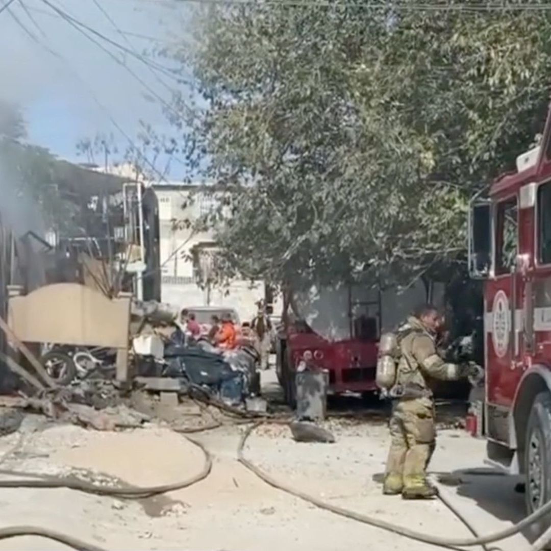 Bomberos y Vecinos Logran Apagar Incendio y Rescatar a 5 Perros