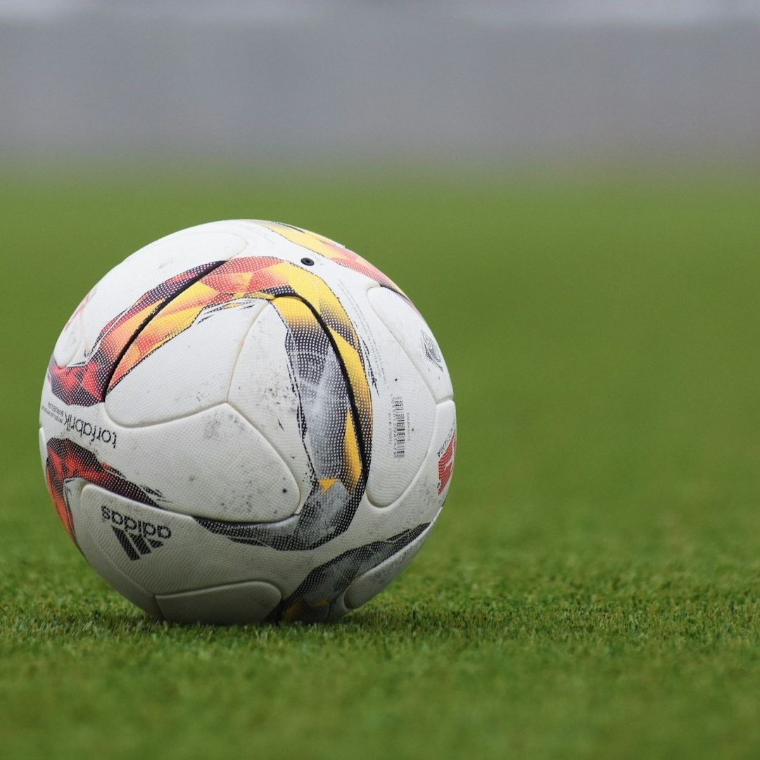 Futbolista Muere Tras Romperse el Cuello Luego de Chocar contra Valla Publicitaria