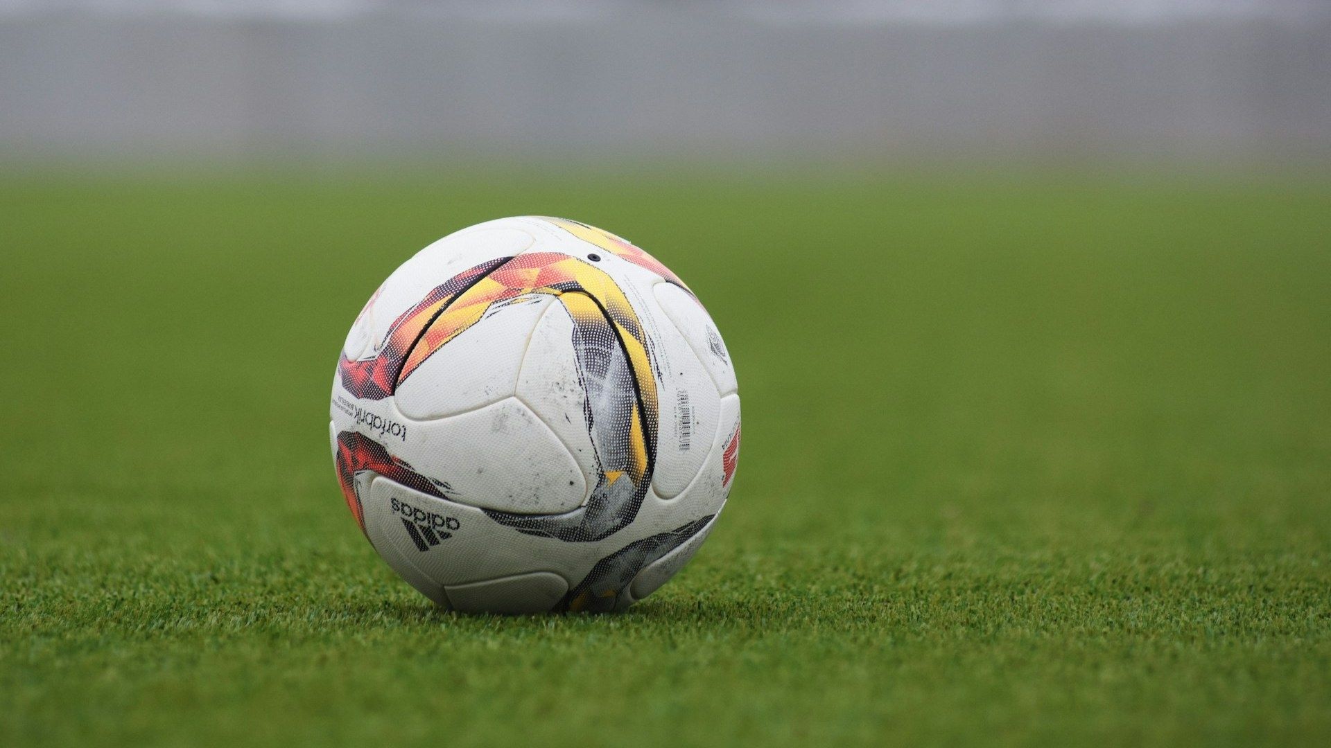 Futbolista Muere Tras Romperse el Cuello Luego de Chocar contra Valla Publicitaria