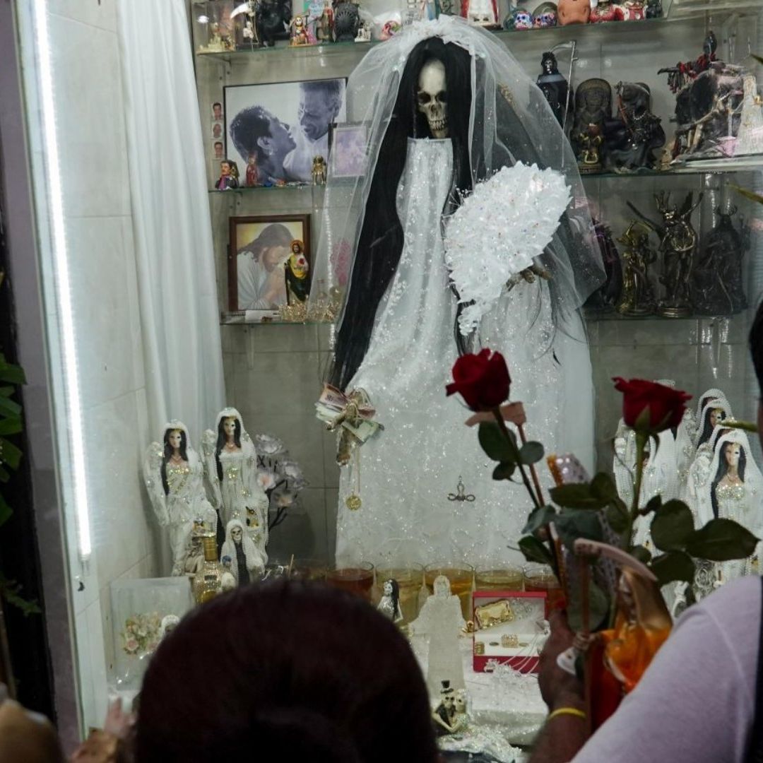Cientos de creyentes se reúnen en el barrio de Tepito para venerar a la Santa Muerte