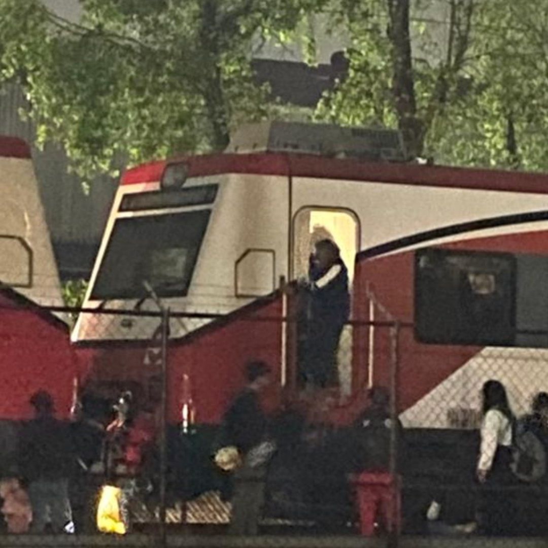 La gente tuvo que ser desalojada de unos de los trenes