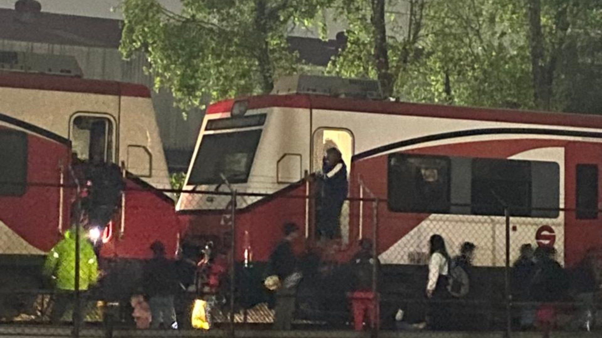 La gente tuvo que ser desalojada de unos de los trenes