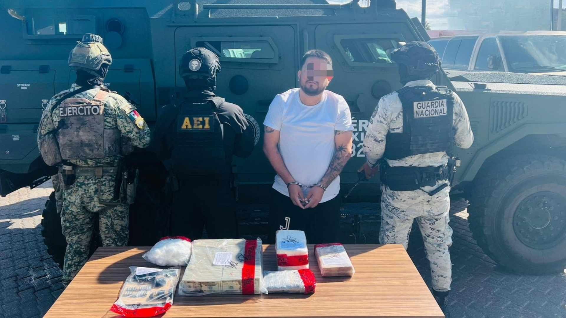 Aseguran Dinero, Arma y Varios Paquetes de Droga | Foto: FGE