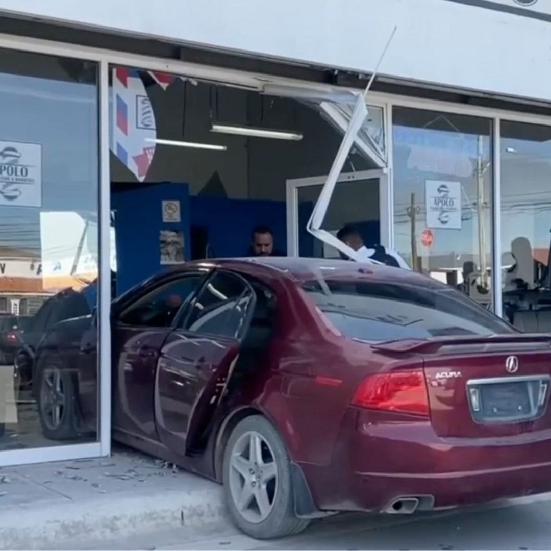 Joven Mete su Carro en una Barbería al Intentar Darse Reversa