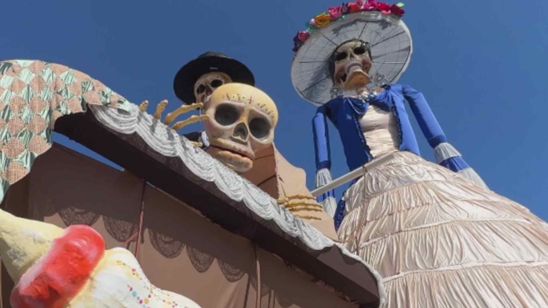 Más de 200 Personas Trabajaron Para Elaborar Familia de Catrines Gigantes en Zapotlanejo