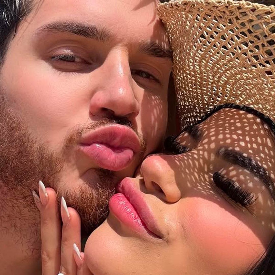Fede Dorcaz y Mariana Avila tomándose una selfie.