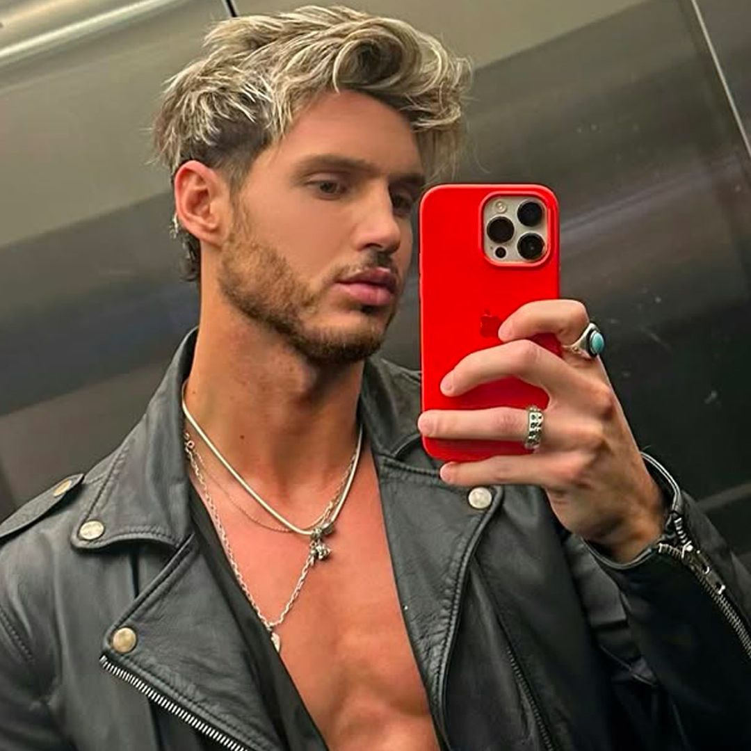 Fede Dorcaz tomandose una foto dentro de un elevador.