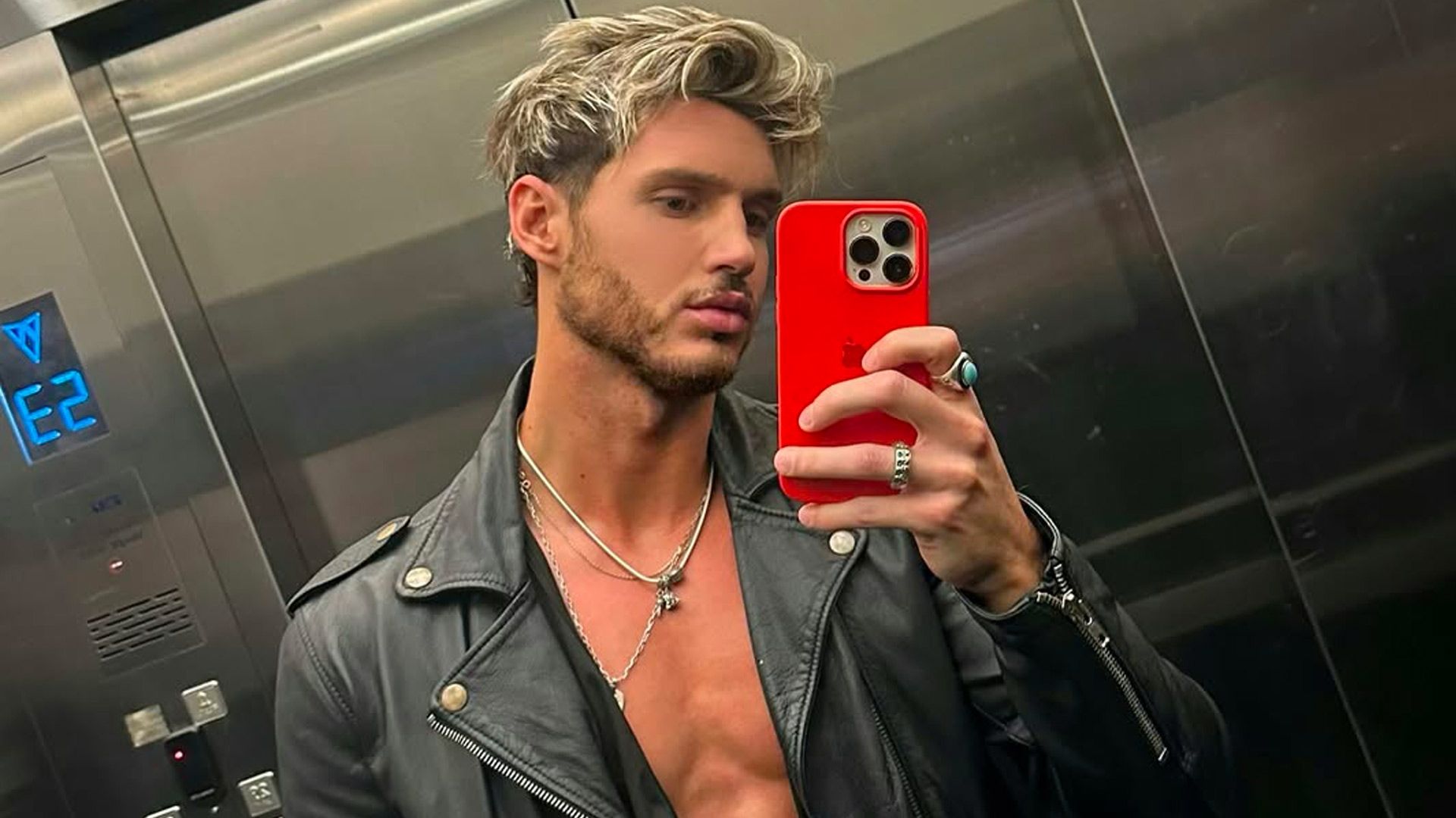 Fede Dorcaz tomandose una foto dentro de un elevador.
