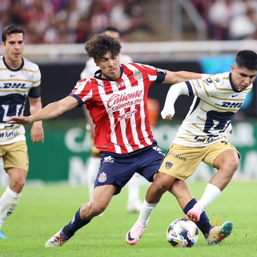 Los Pumas se ubican en el lugar 6 de la tabla general con 25 puntos, mientras que las Chivas están en la posición 9 con 22 unidades.