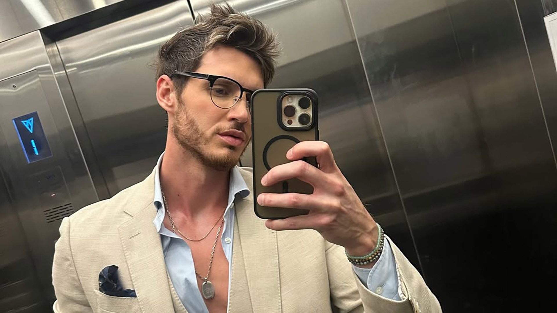 Fede Dorcaz tomándose una selfie