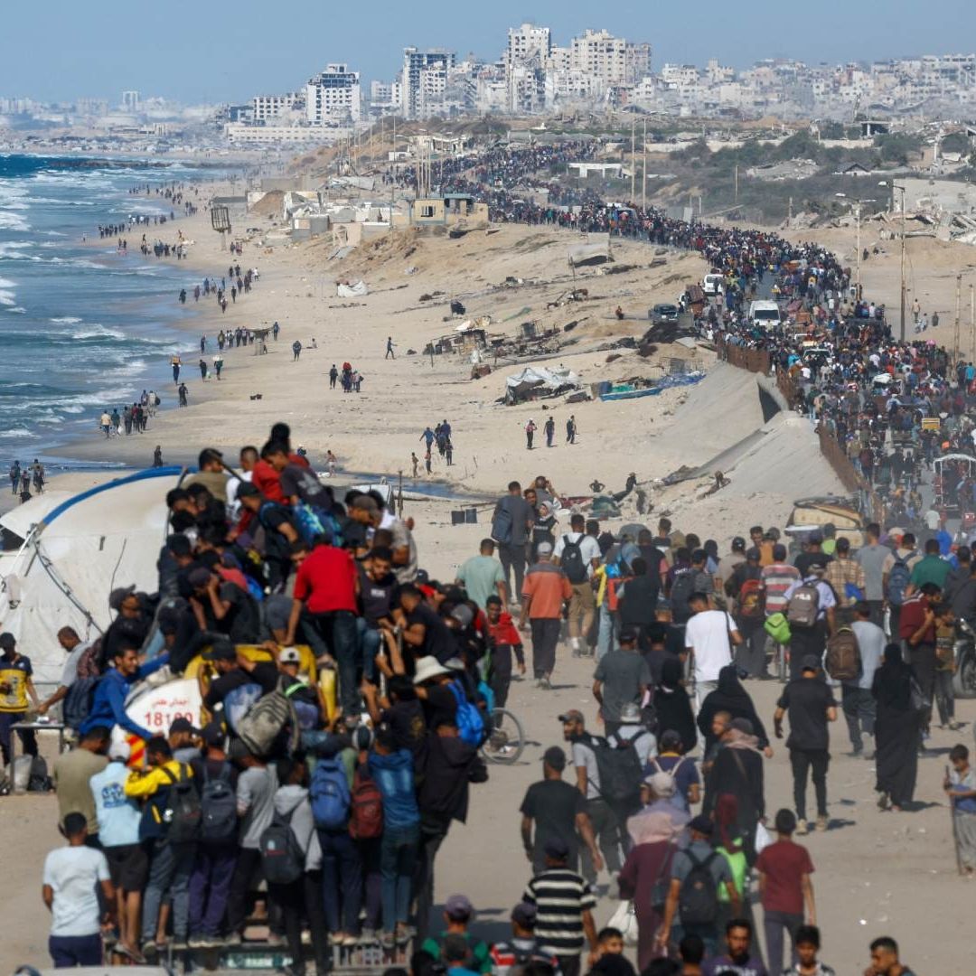 Palestinos caminan por la costa de Gaza