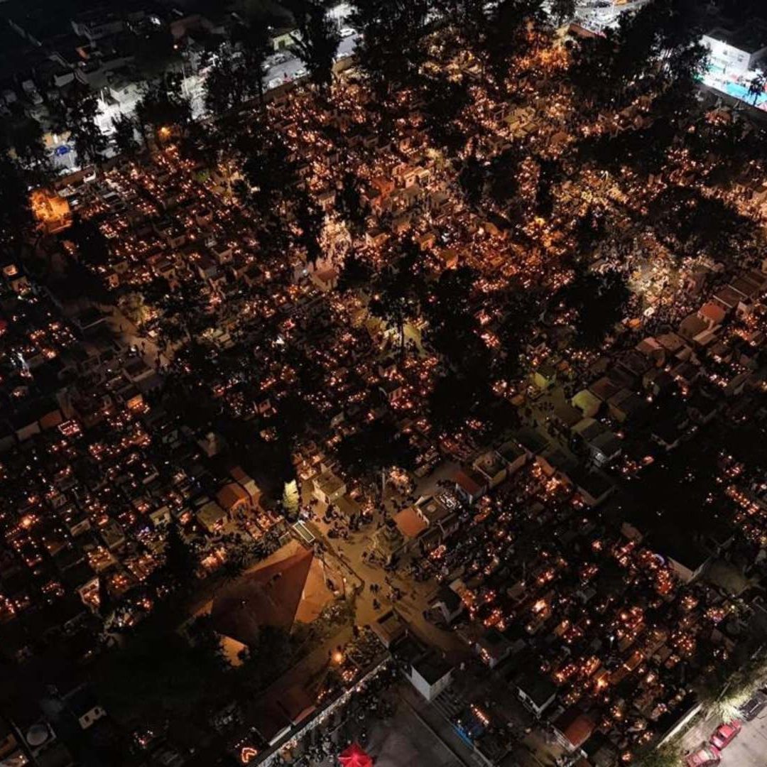 Fotos y Videos de la Alumbrada en San Andrés Mixquic por el Día de Muertos 2024