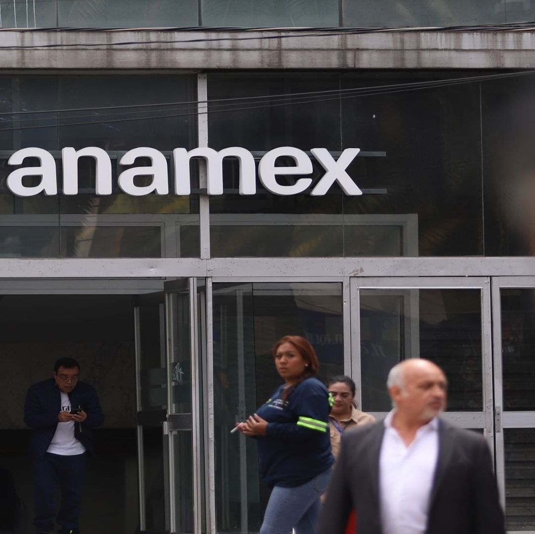 Una imagen de un banco llamado Banamex, frente van pasando personas.
