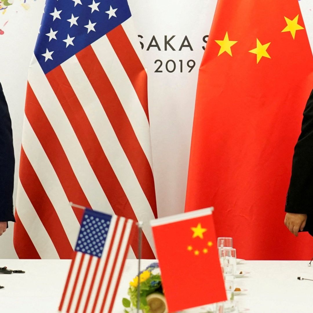 Donald Trump y Xi Jinping caminan en dirección opuesta