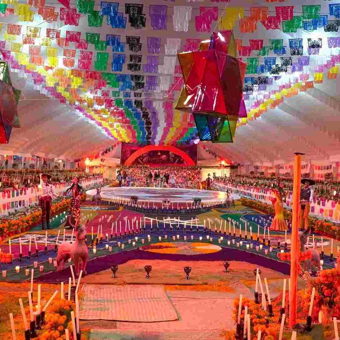 Montan en Mixquic la ofrenda de muertos más grande del país.