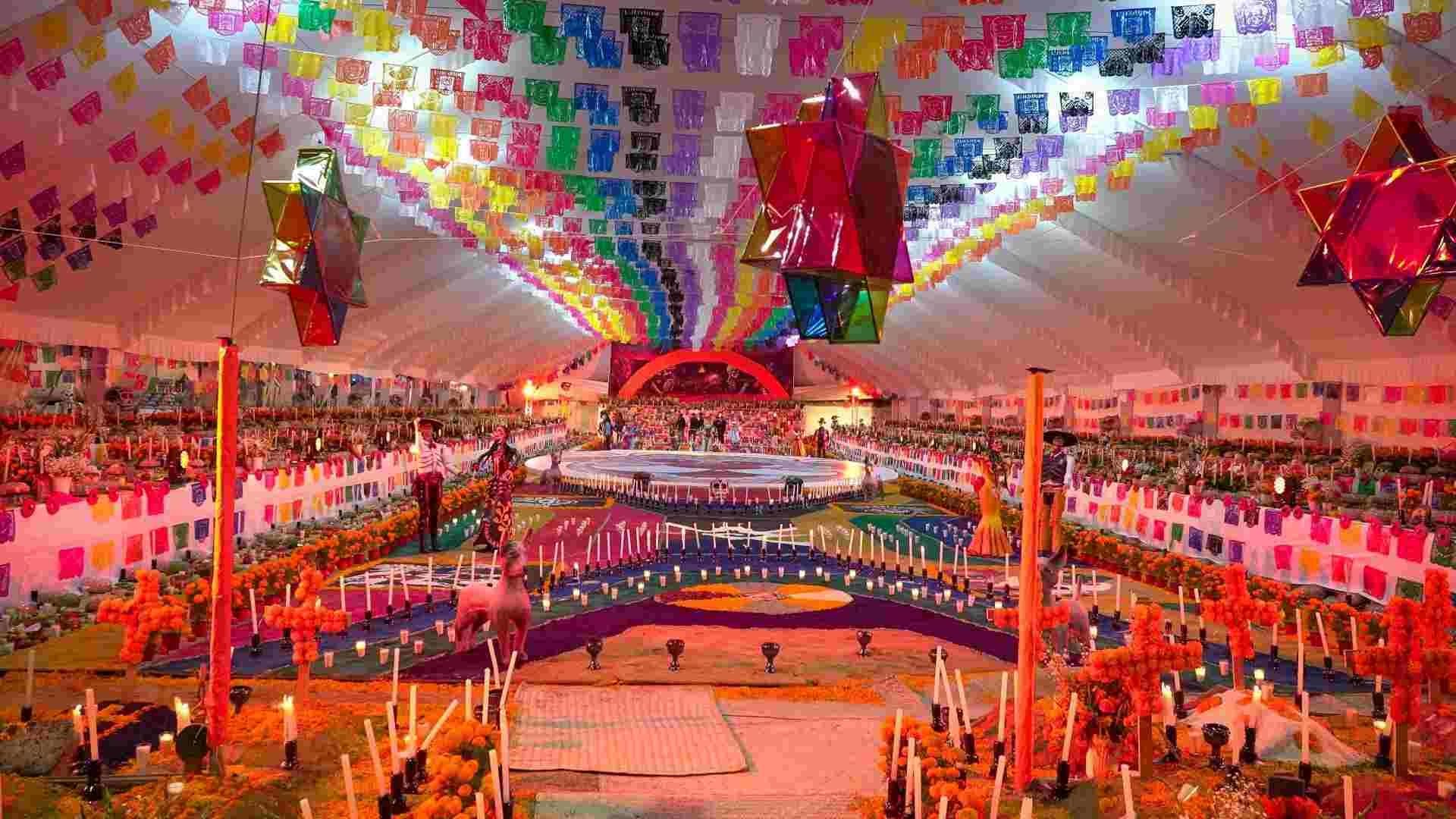 Montan en Mixquic la ofrenda de muertos más grande del país.