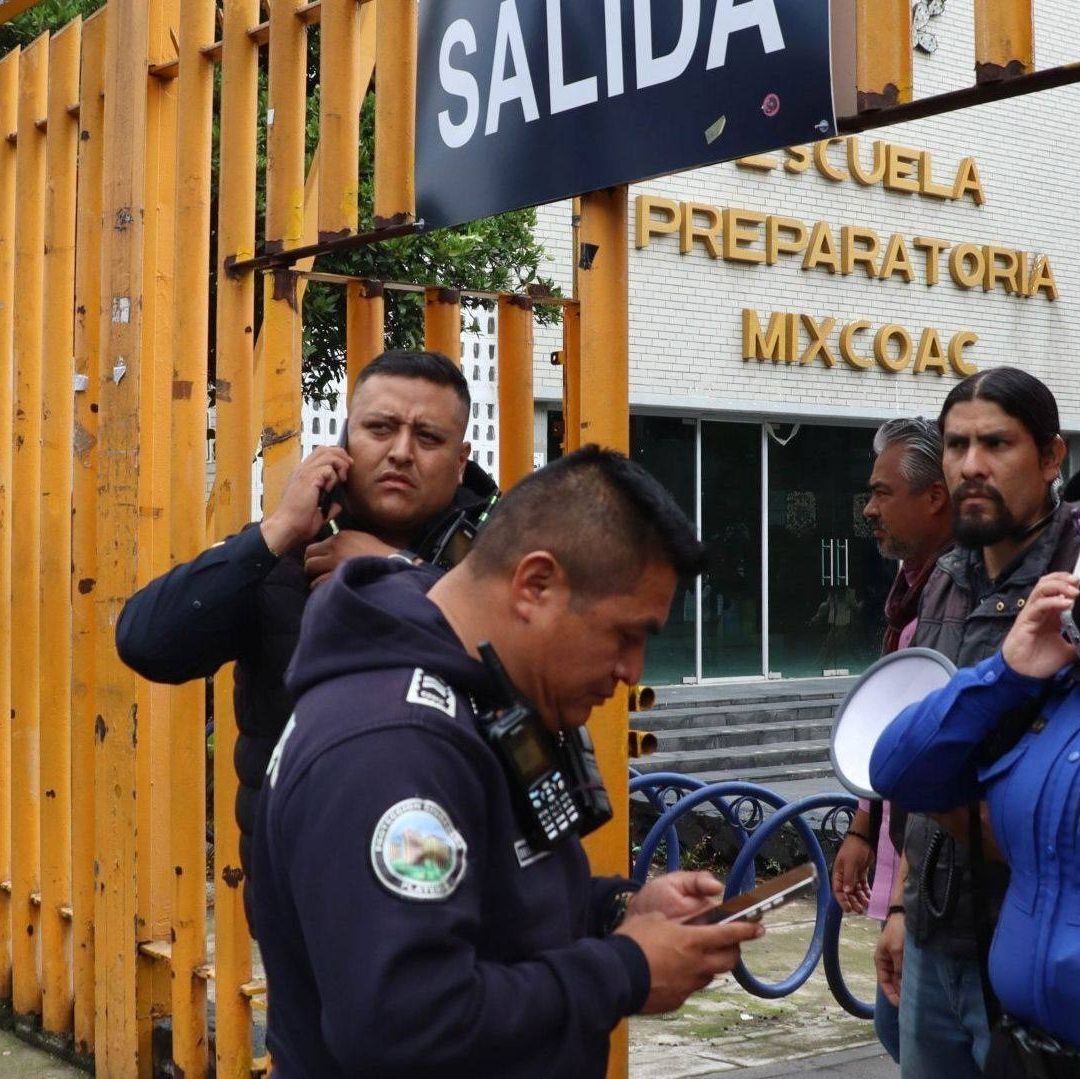 Policías se encuentran afuera de una escuela.