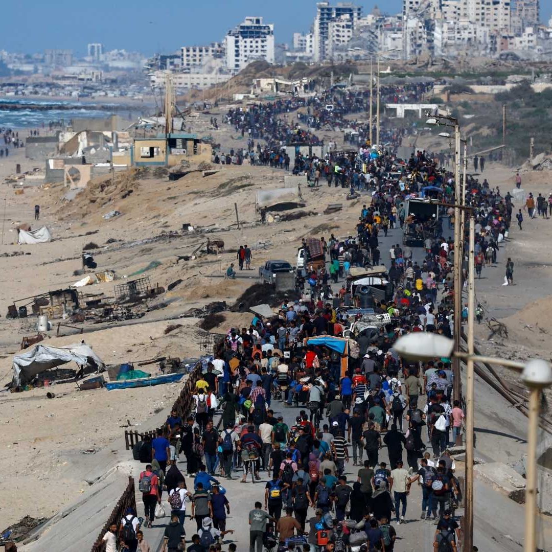 Palestinos avanzan por una carretera en su regreso al norte tras la entrada en vigor del alto el fuego entre Israel y Hamás en Gaza. Foto: Reuters