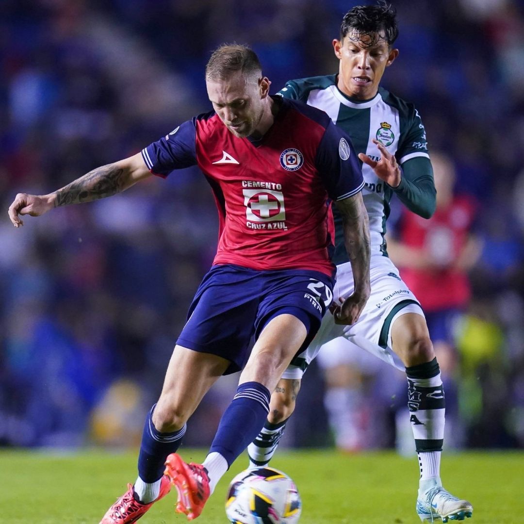 Cruz Azul Vence en Casa a Santos y al Terminar Clausuran Estadio