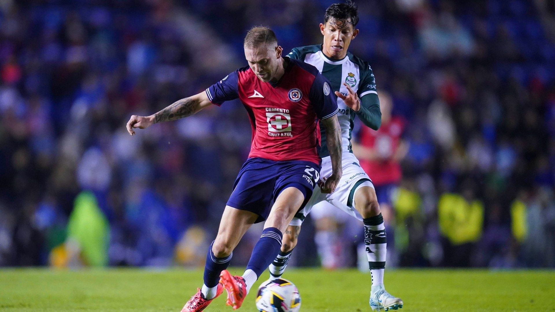Cruz Azul Vence en Casa a Santos y al Terminar Clausuran Estadio