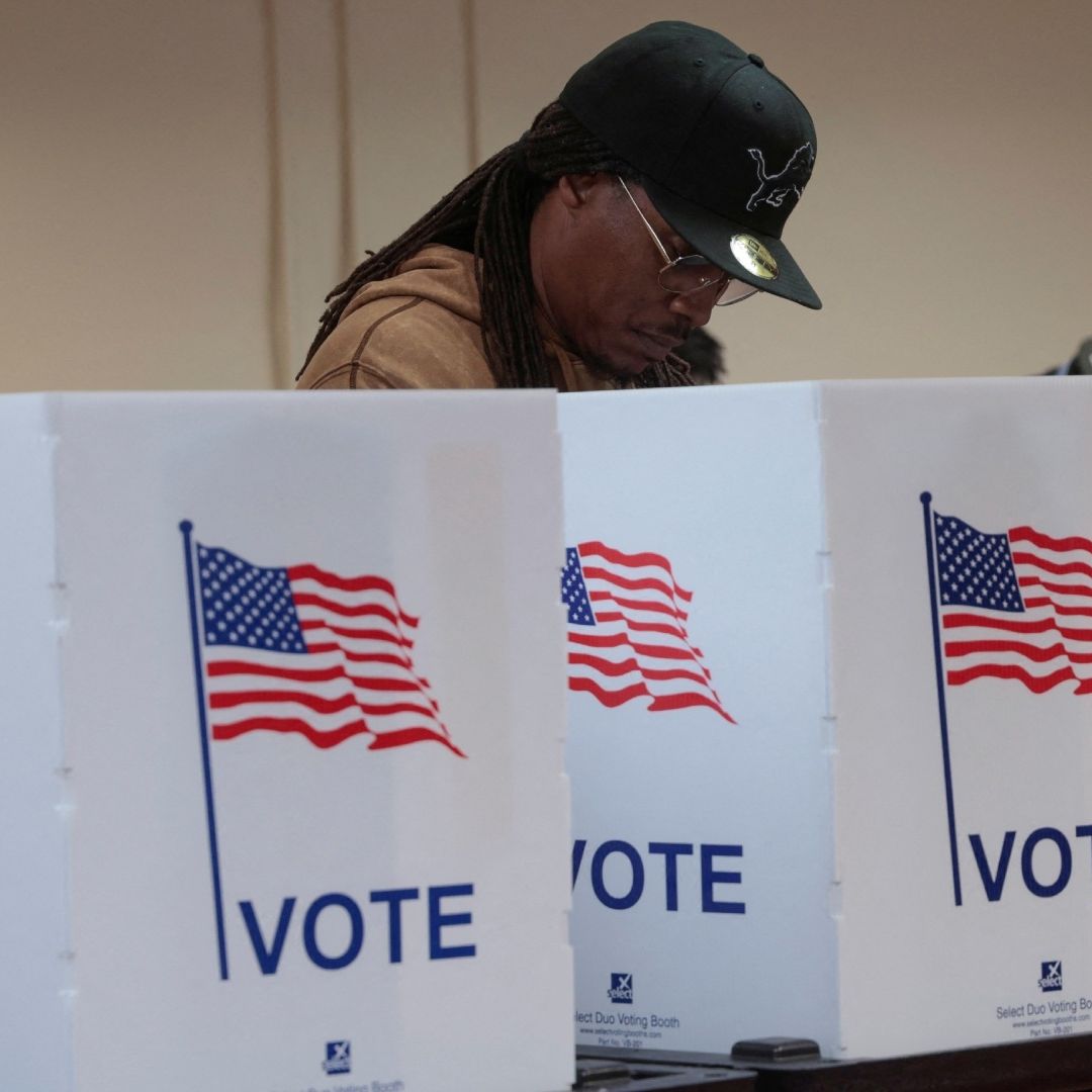 En EUA los ciudadanos pueden enviar su voto por correo o acudir a los centros de votación.