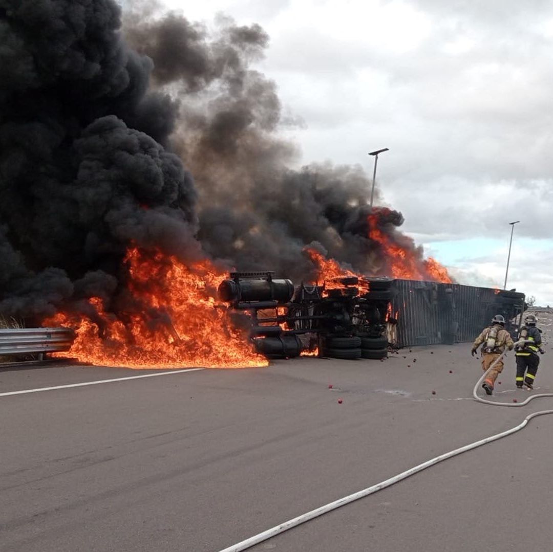 Trailer se Incendia en Lamas tras Volcarse en Libramiento de Hermosillo