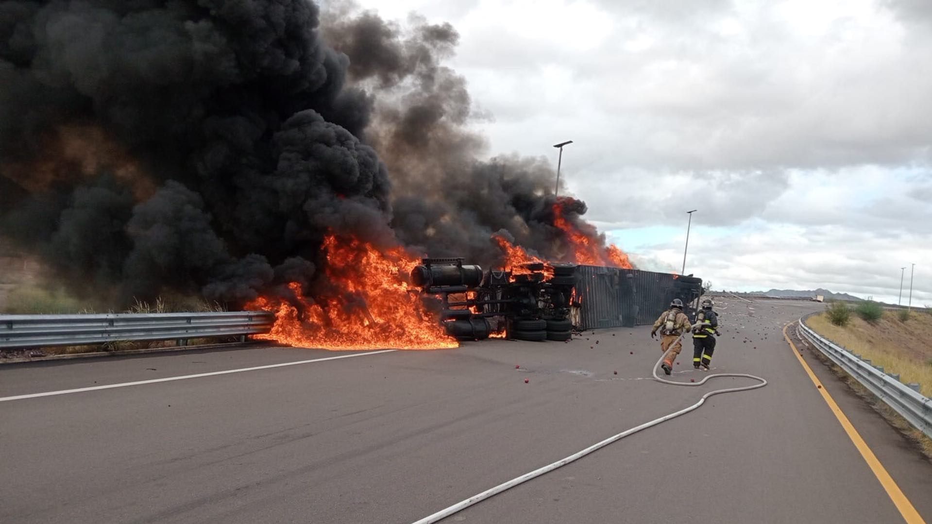 Trailer se Incendia en Lamas tras Volcarse en Libramiento de Hermosillo