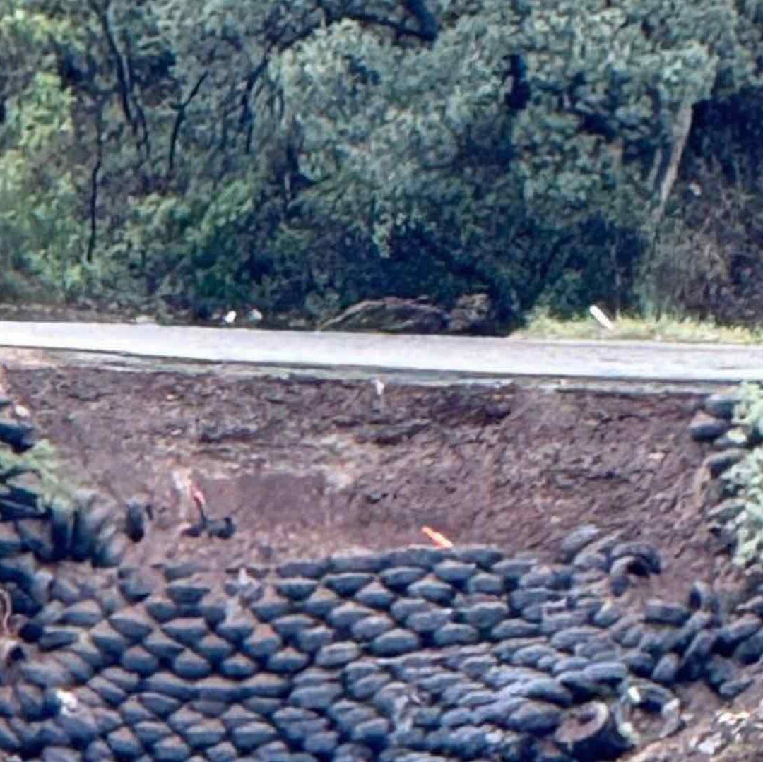Socavón Tapado con Llantas en Cananea Volvió a Reabrirse tras Paso de “Raymond” en Sonora