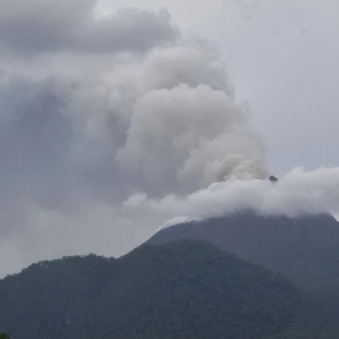 Erupción de volcán en Indonesia; suman 10 muertos