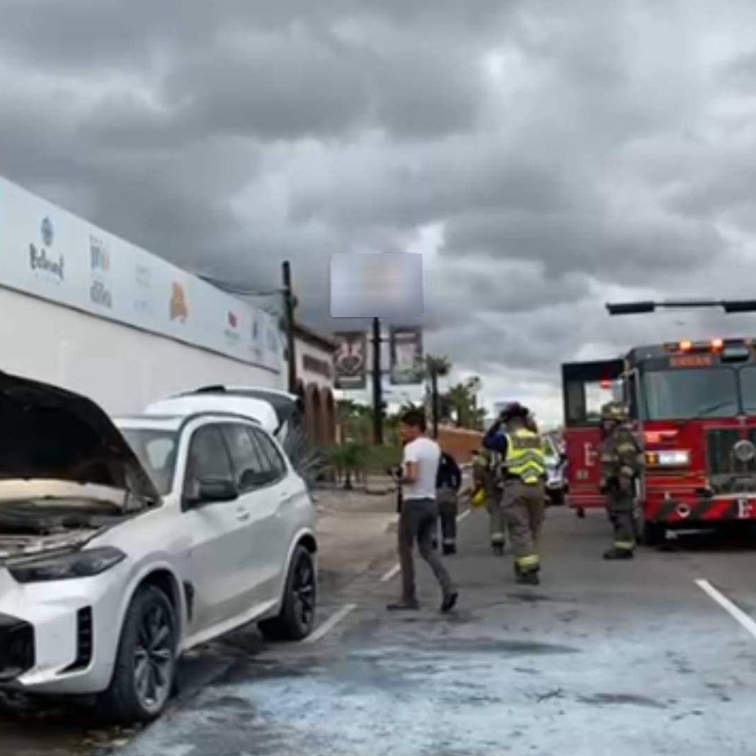 Vehículo se Incendia por Fuga de Aceite en Hermosillo; Los Tripulantes Salieron Ilesos